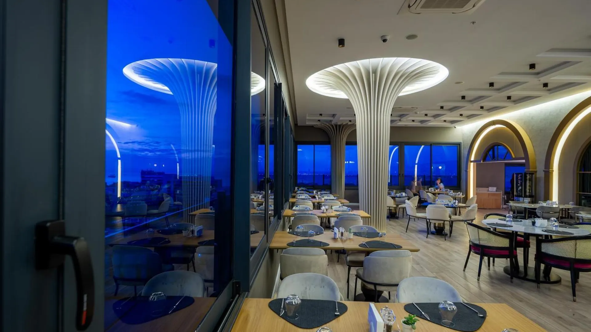 DoubleTree by Hilton Izmir - Alsancak Otel